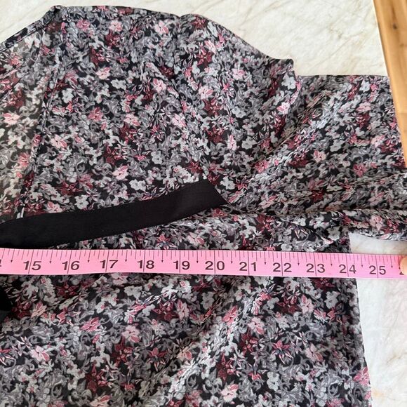 BCBGeneration sheer floral v-neck blouse black ribbon ties bell sleeves size L - Picture 6 of 7